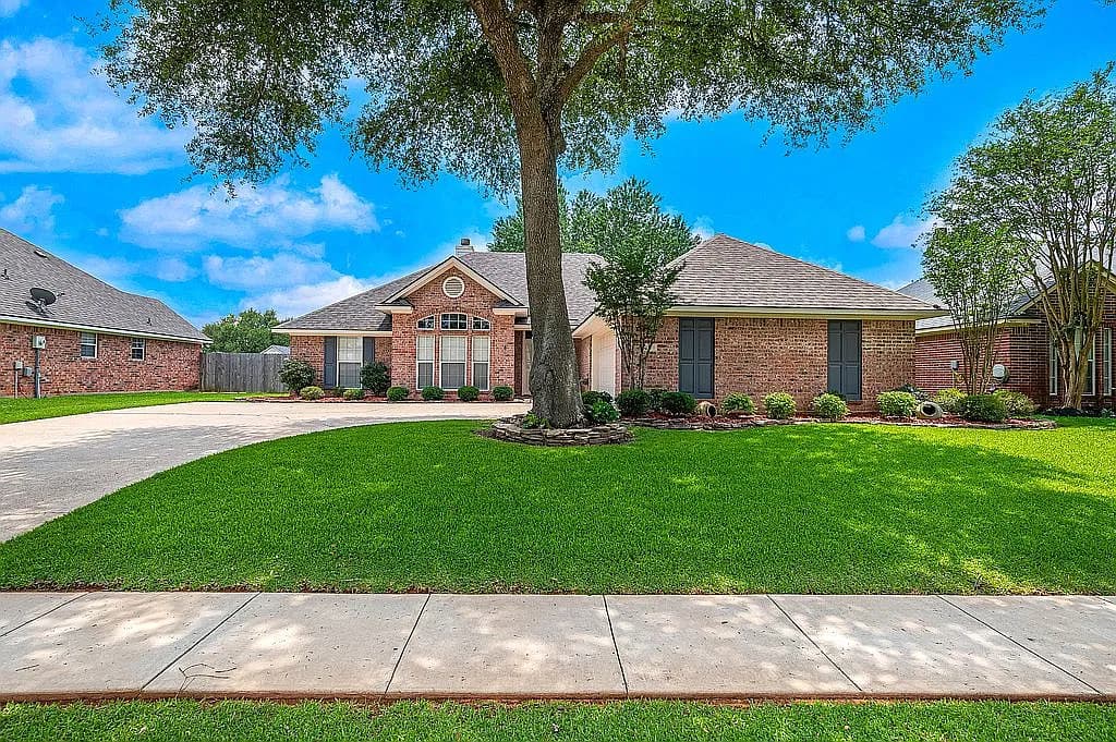 1620 S Lexington Dr — exterior photo