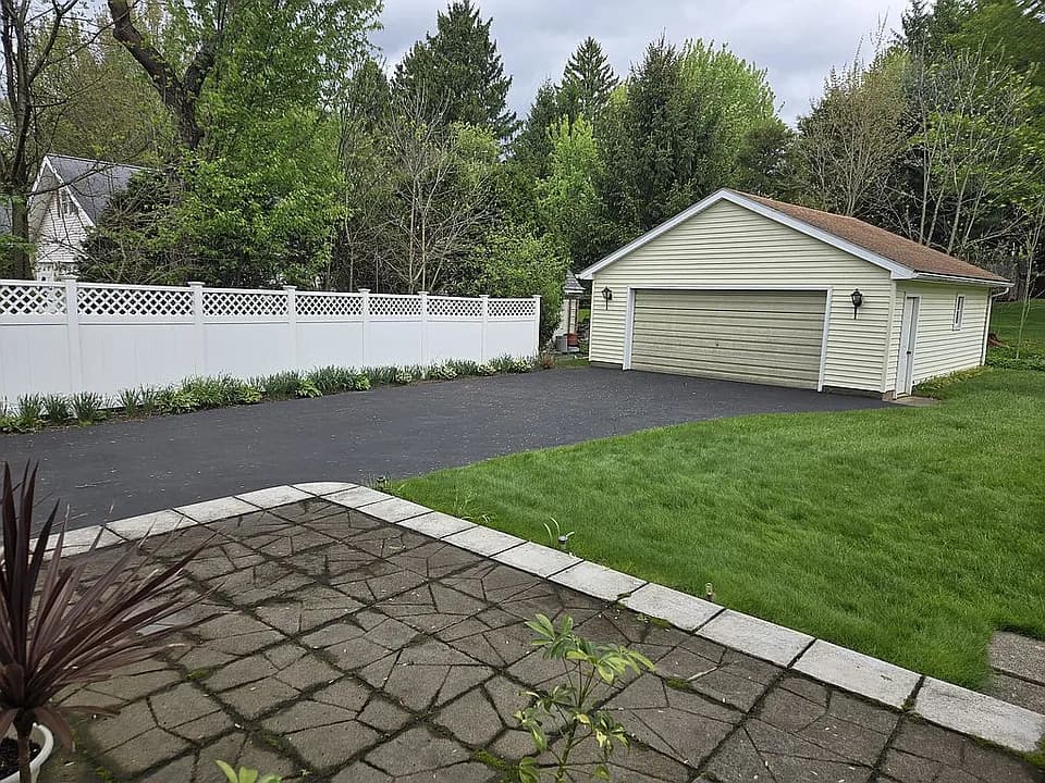 691 S 7th St — exterior photo