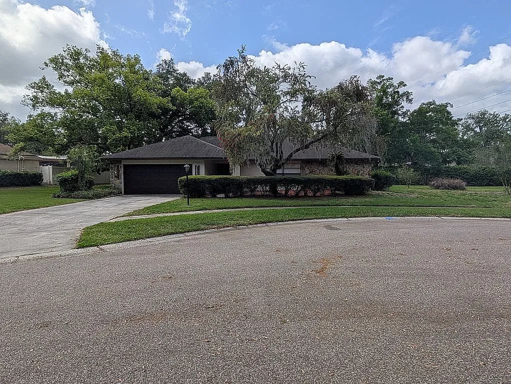 1405 Laurel Ct — exterior photo