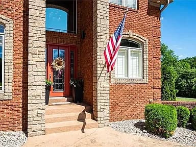 2000 Vincennes Pl — exterior photo