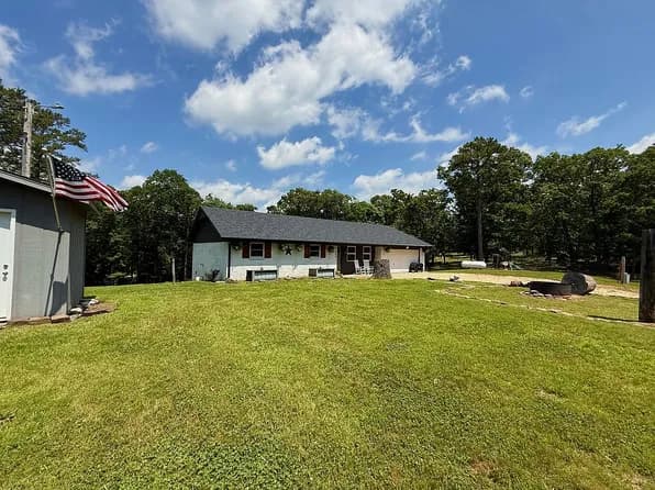 1649 Tyson Rd — exterior photo