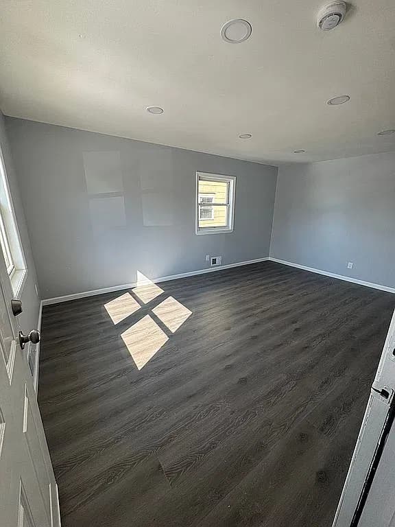 319 Sandford St — exterior photo