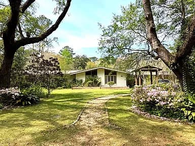 2246 Greenbriar Dr — exterior photo