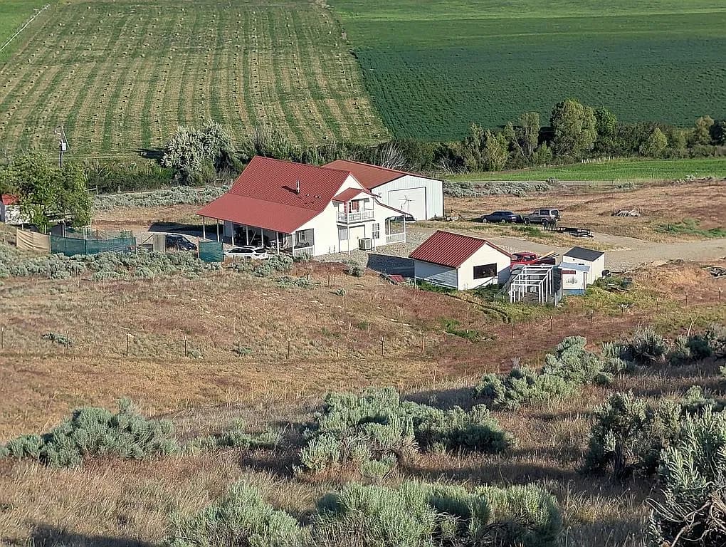 4701 Van Deusen Rd — exterior photo