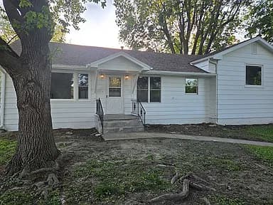 805 S 3rd St — exterior photo