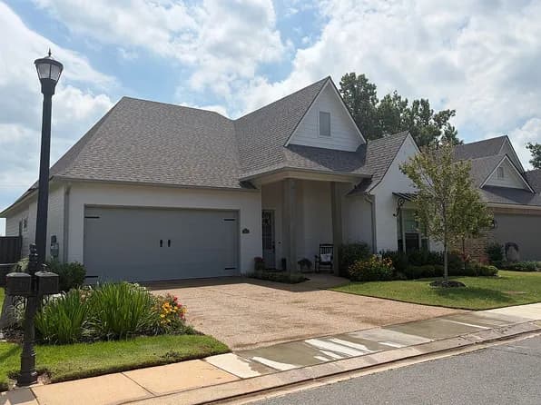 141 Arbor Pl — exterior photo