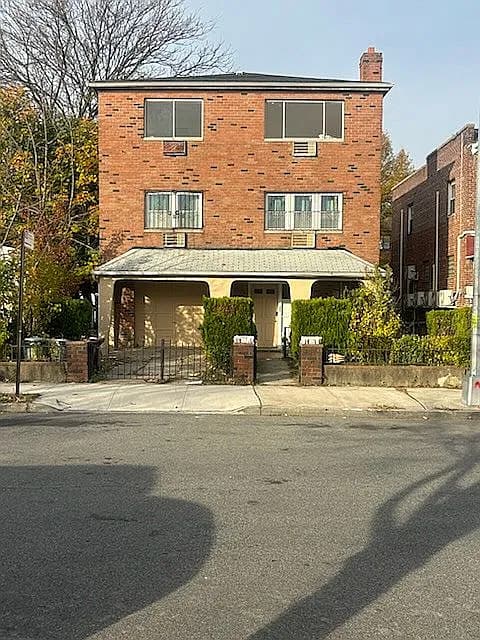 3315 Radcliff Ave — exterior photo