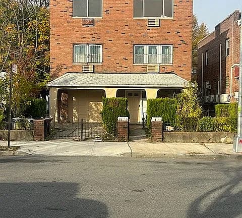 3315 Radcliff Ave — exterior photo