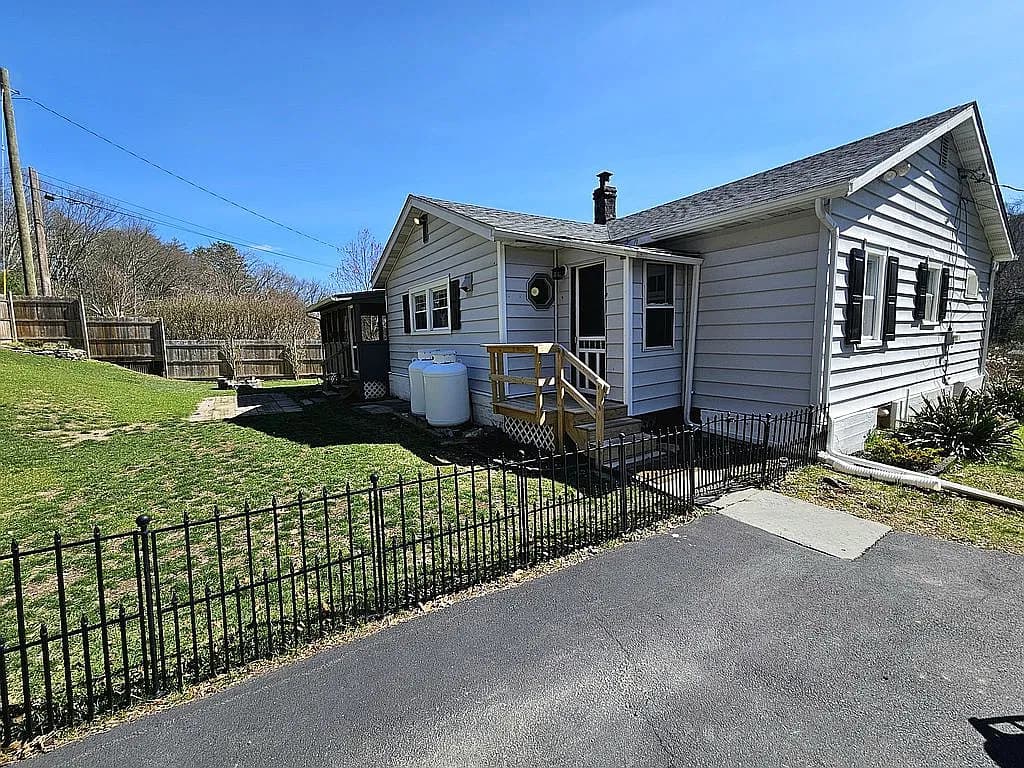 171 Bluestone Blvd — exterior photo