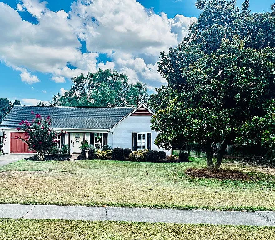 185 N Hampton Dr — exterior photo