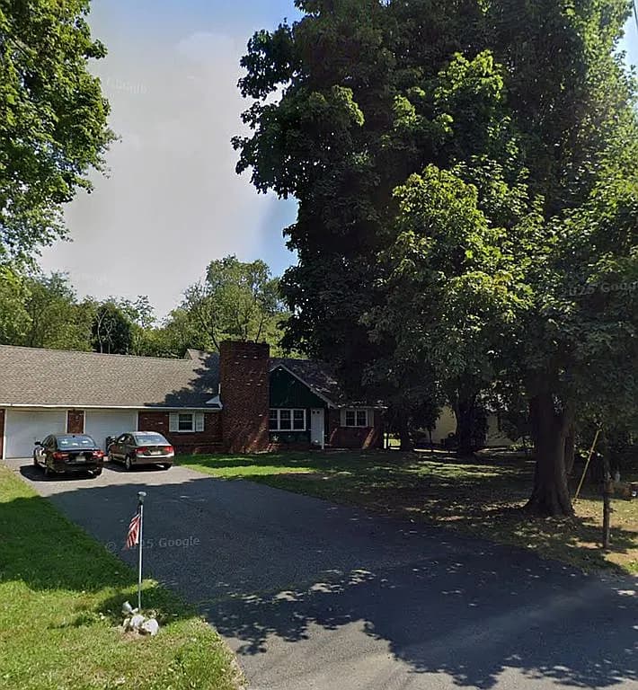 943 Old York Rd — exterior photo