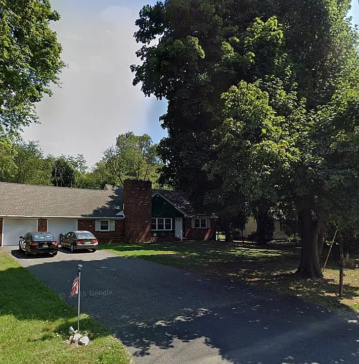 943 Old York Rd — exterior photo
