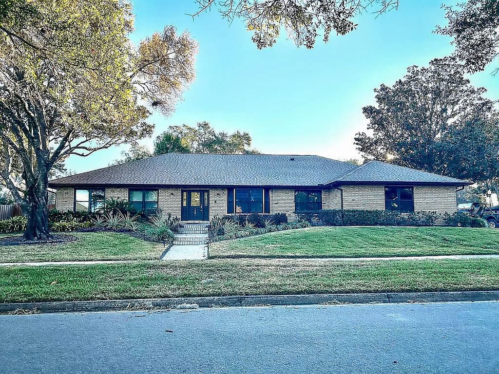 1281 Wellington Ter — exterior photo