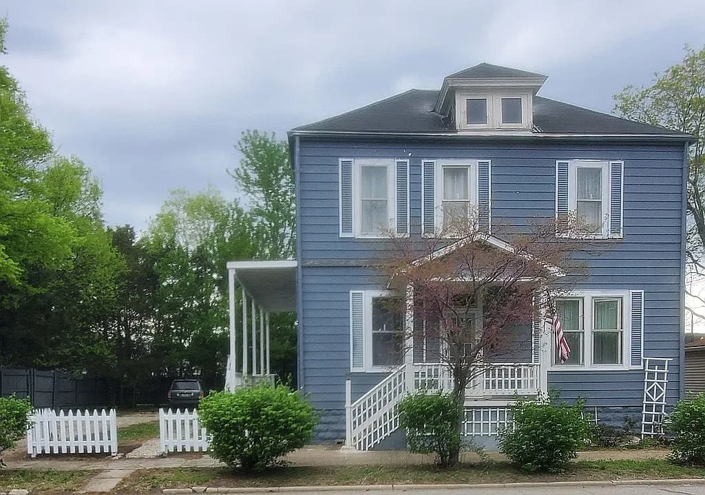 227 S 7th St — exterior photo