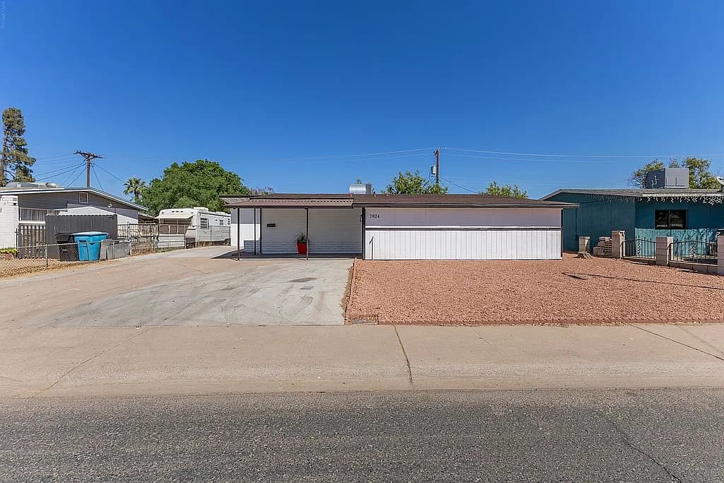7824 W Mitchell Dr — exterior photo
