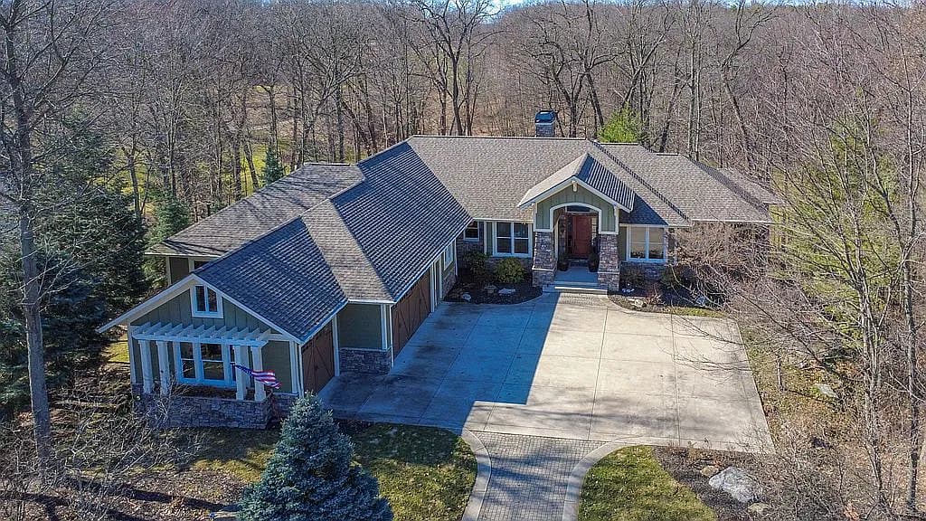 4209 N Oak Pointe Ct NE — exterior photo