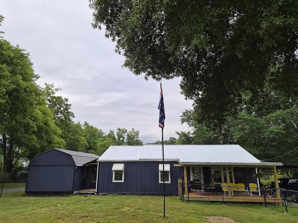 2153 Lafayette Rd — exterior photo