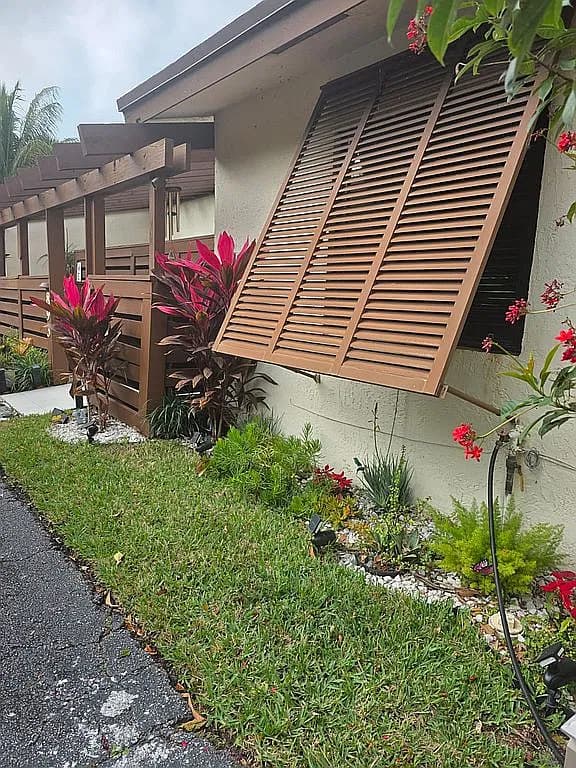 893 120th Way — exterior photo