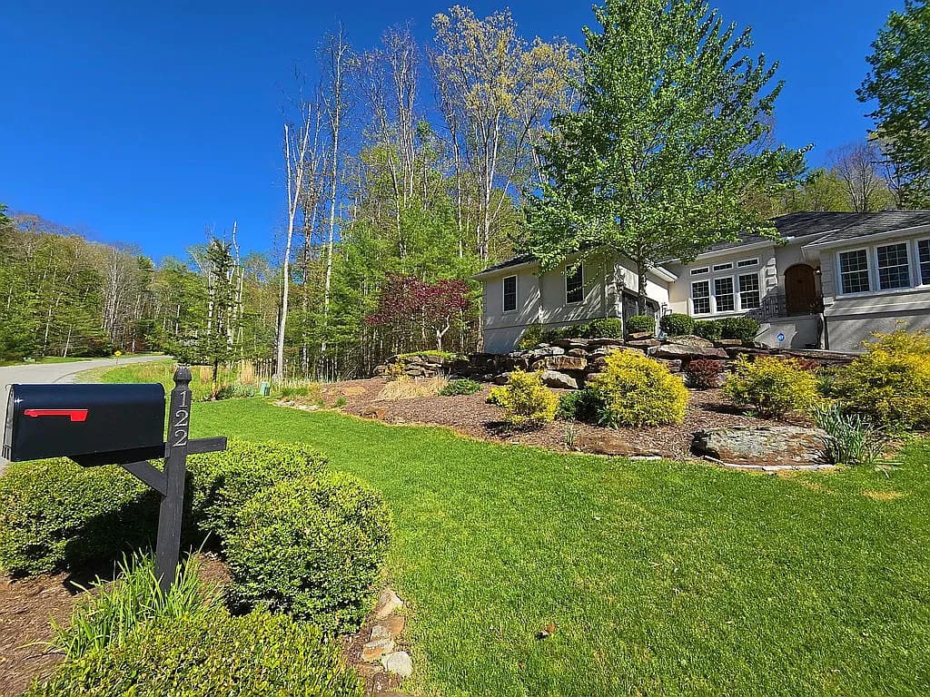 122 Phillip Pl — exterior photo