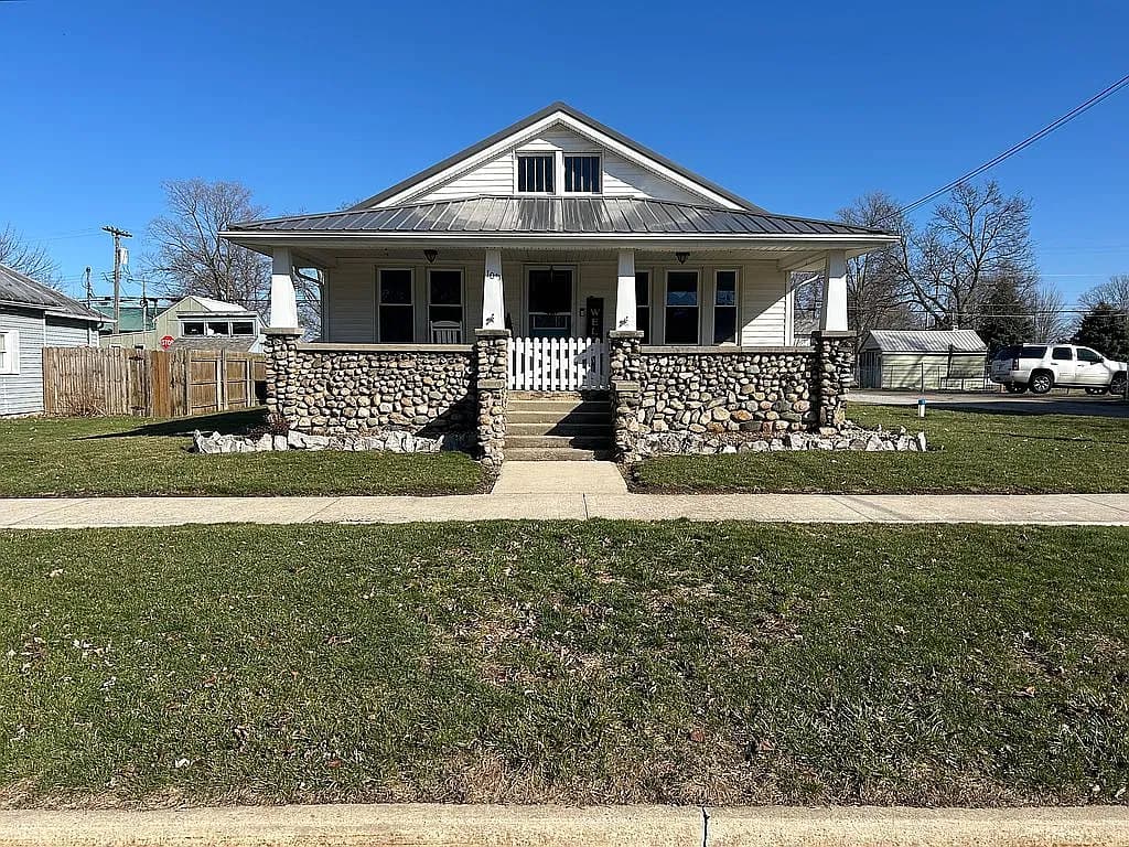 105 E Prairie St — exterior photo