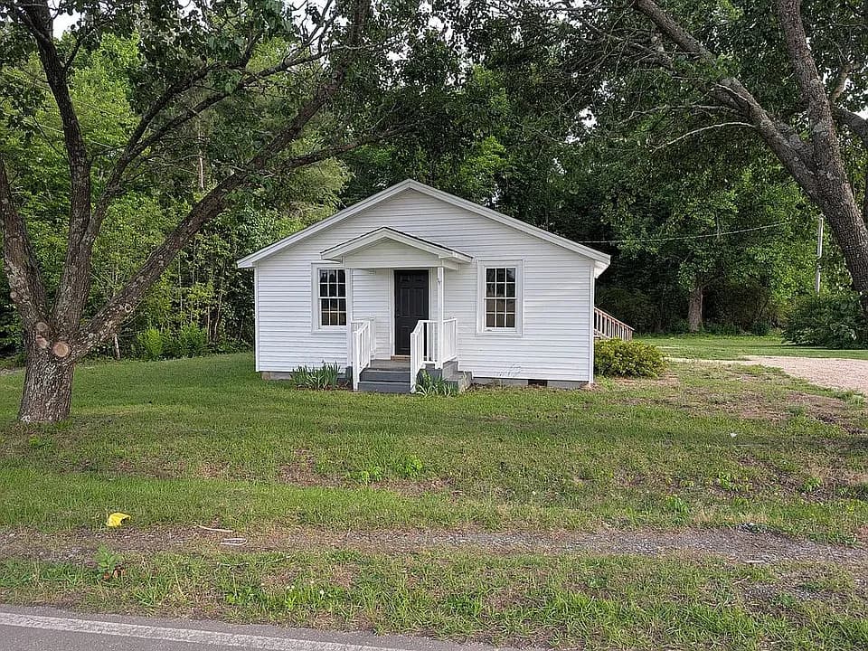 895 Stewart Rd — exterior photo