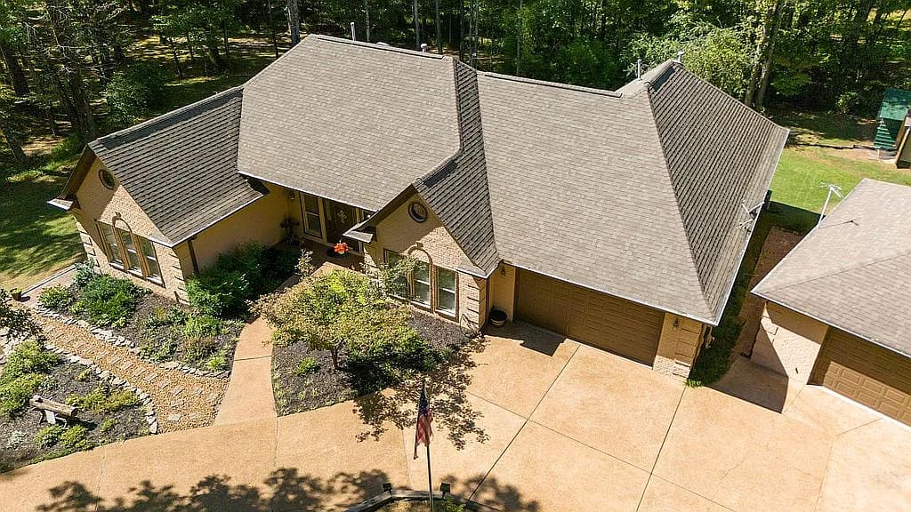 615 Stewart Rd — exterior photo
