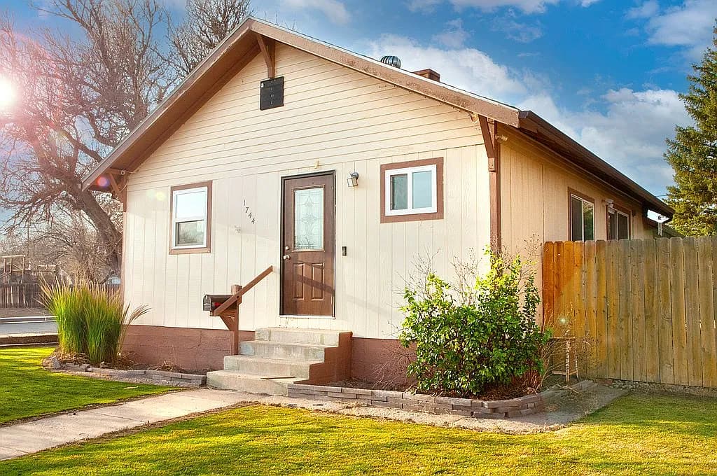 1744 Dodge St — exterior photo