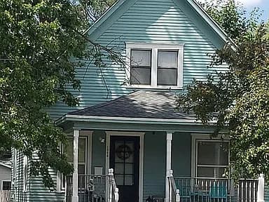 1028 W Grand River Ave — exterior photo