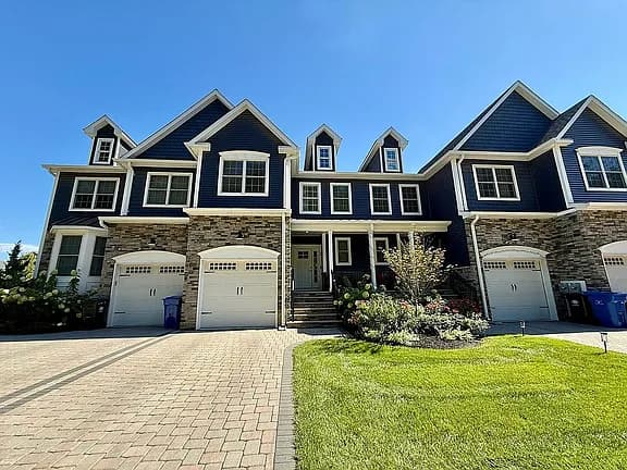 35 Valentino Dr — exterior photo