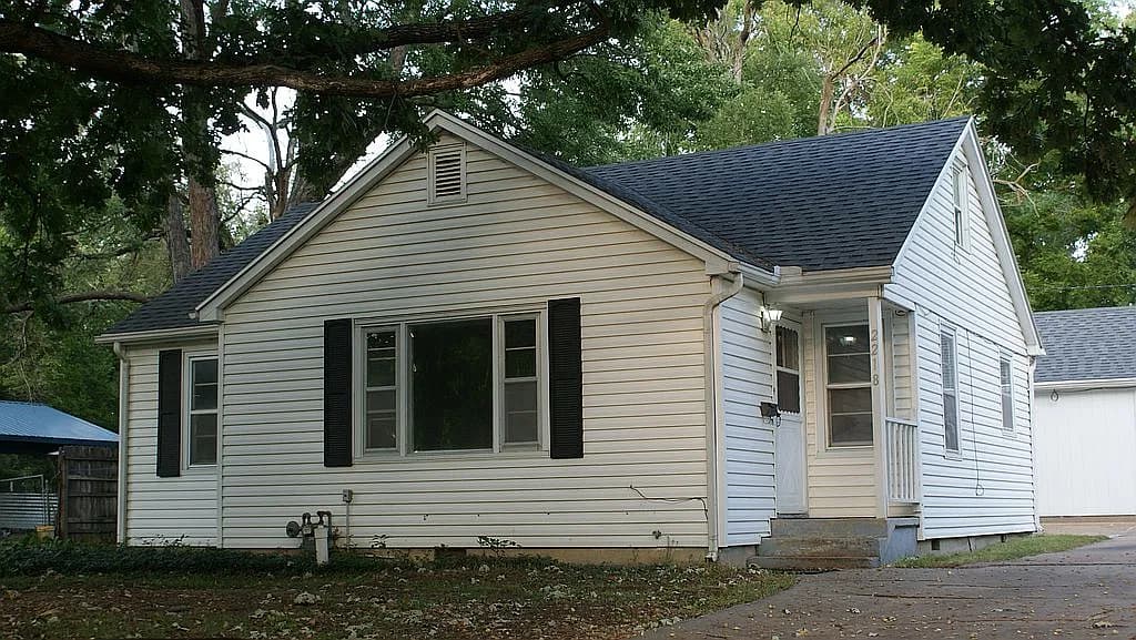 2218 SW Indian Trl — exterior photo