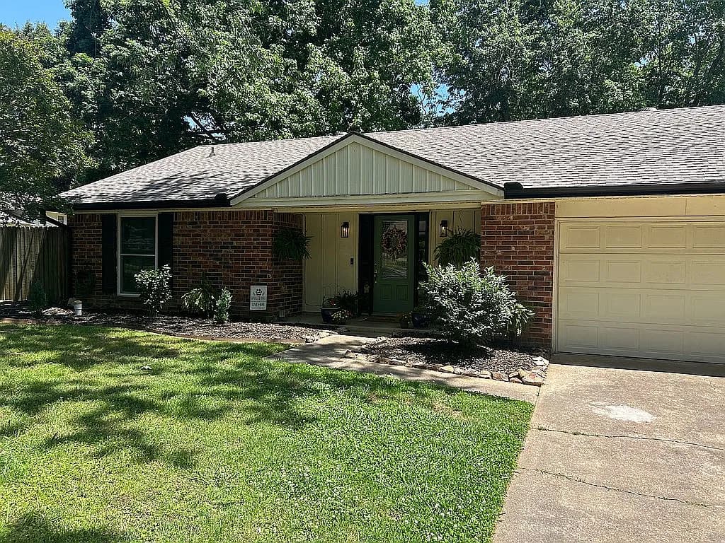 1602 Briarwood Dr — exterior photo