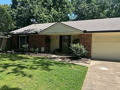 1602 Briarwood Dr — exterior photo