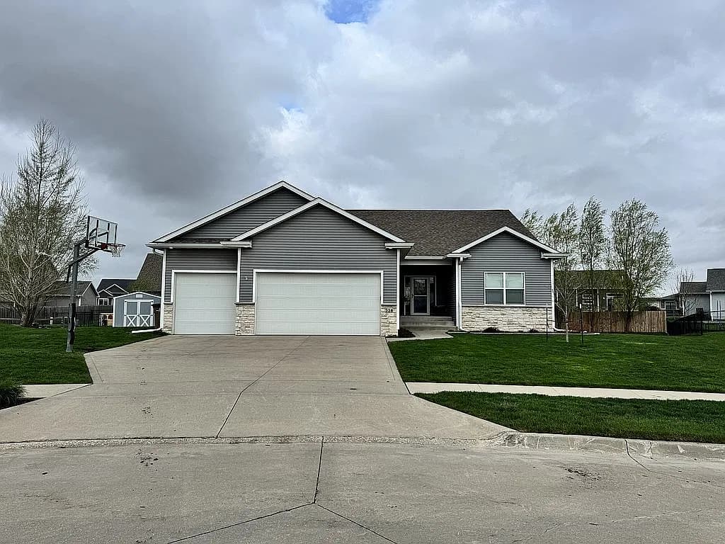 328 Summit Cir NW — exterior photo