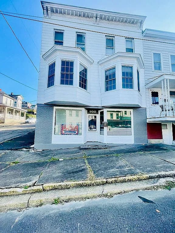 900 Walnut St — exterior photo