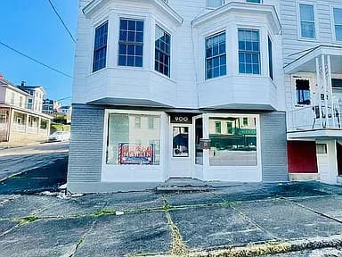 900 Walnut St — exterior photo