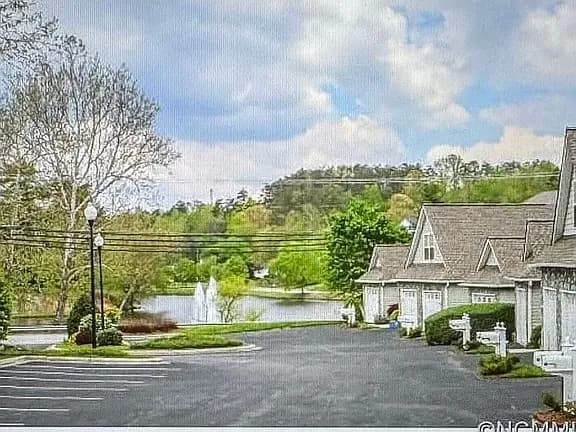 203 Waters Edge Dr — exterior photo