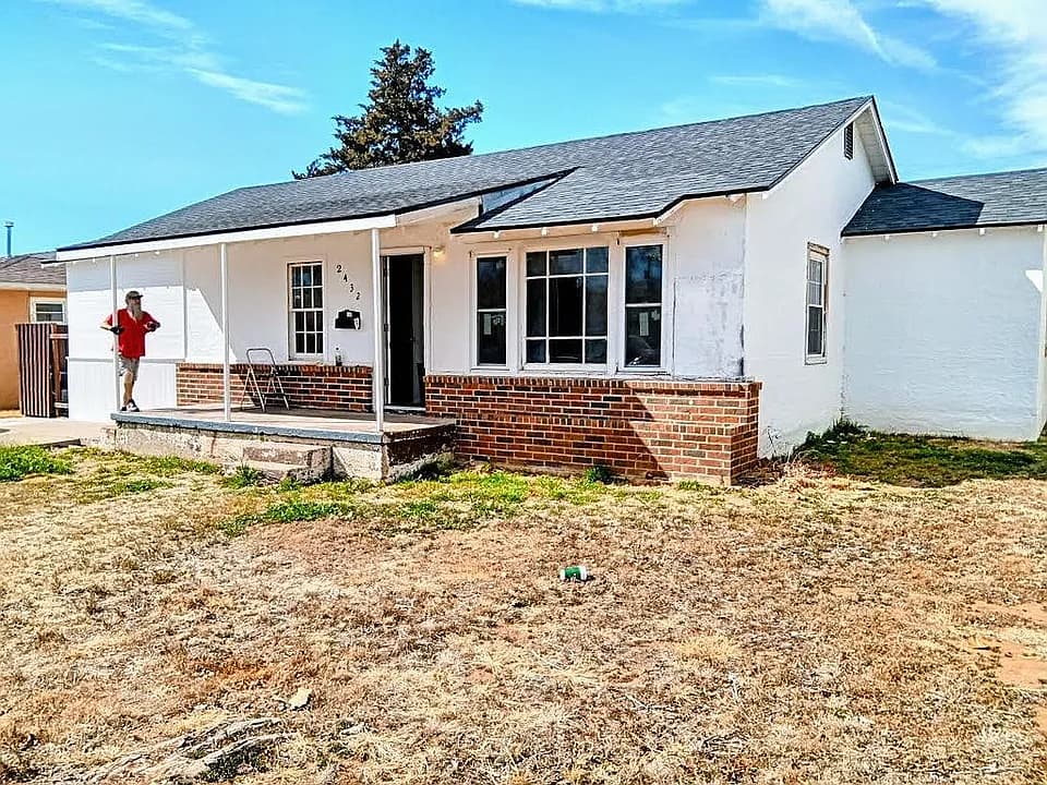 2432 Sheldon St — exterior photo