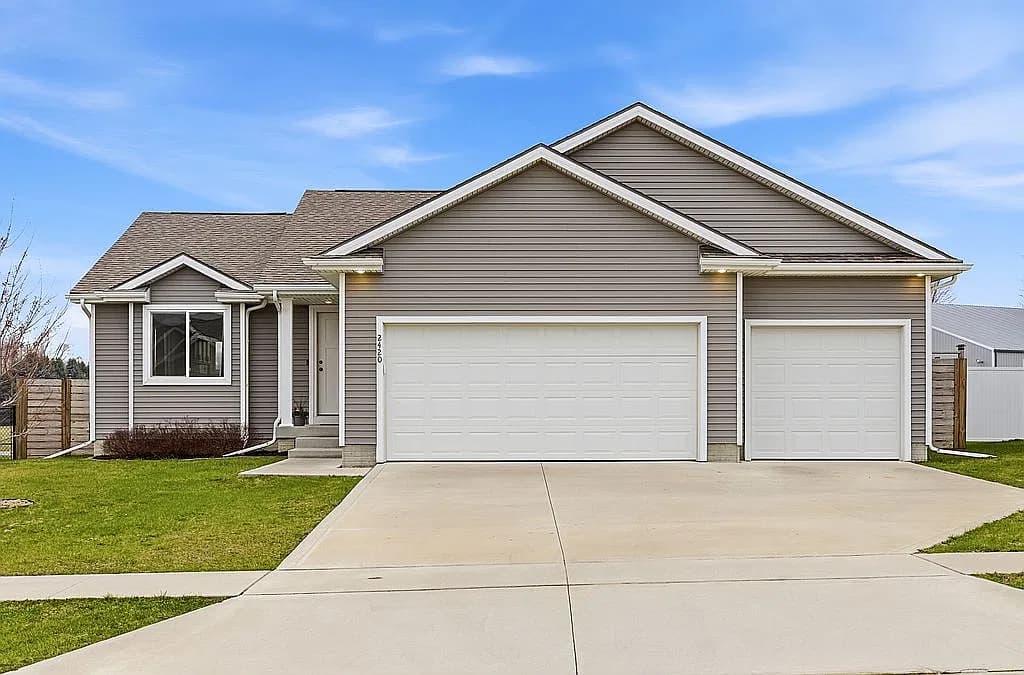 2420 Sunview Dr — exterior photo