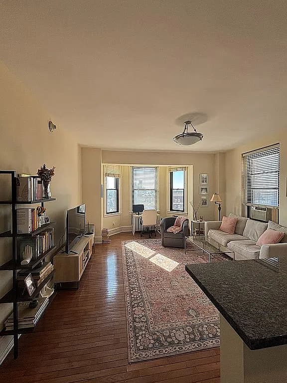 250 S 13th St APT 11E — exterior photo