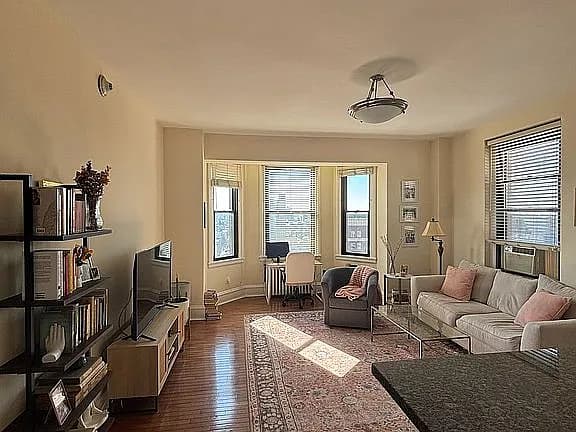 250 S 13th St APT 11E — exterior photo