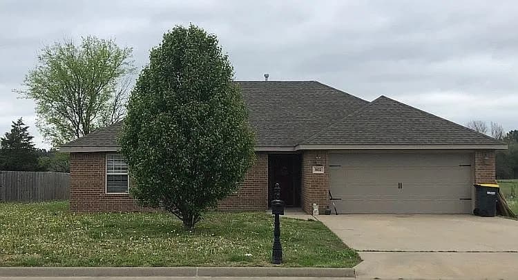 902 White Oak St — exterior photo