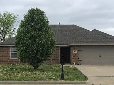 902 White Oak St — exterior photo
