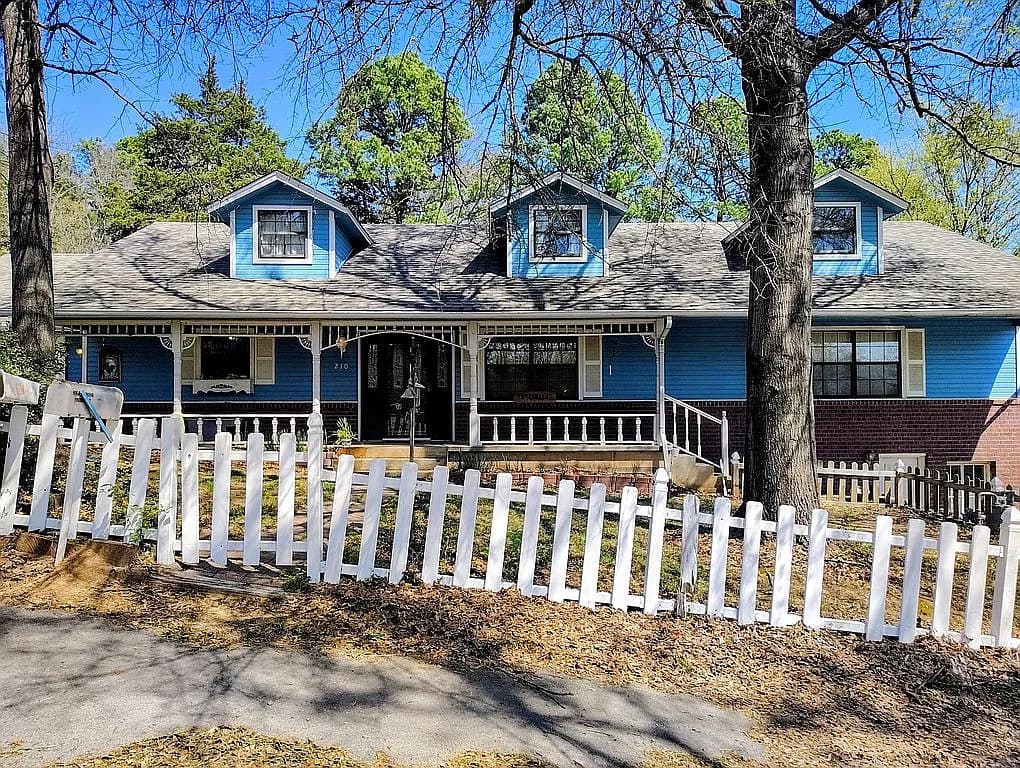 210 Cherry Ave — exterior photo