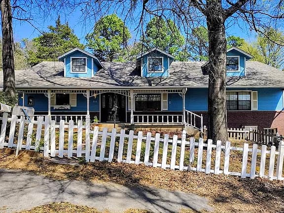 210 Cherry Ave — exterior photo