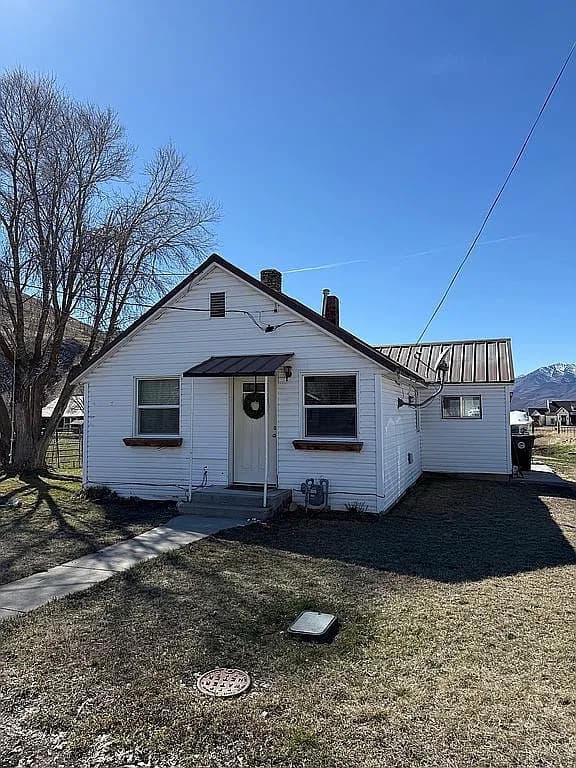 3224 S Daniels Rd — exterior photo