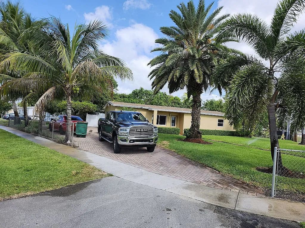 3401 NW 6th Ct — exterior photo
