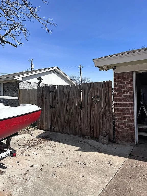 161 Rhoades St — exterior photo