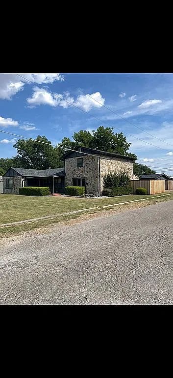 428 W Nebraska St — exterior photo