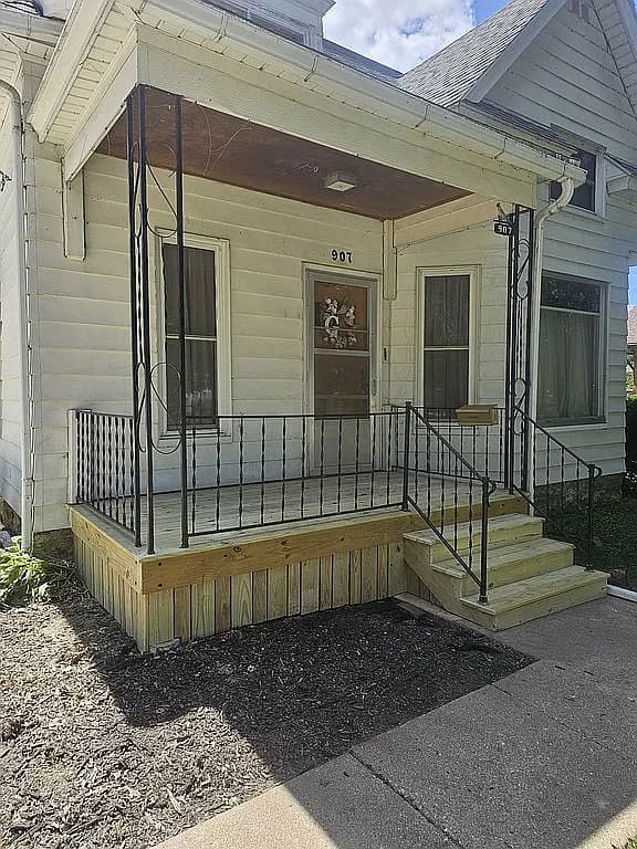 907 W 2nd St — exterior photo