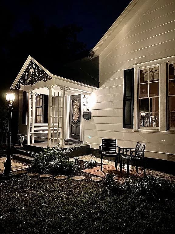 1305 S College St — exterior photo